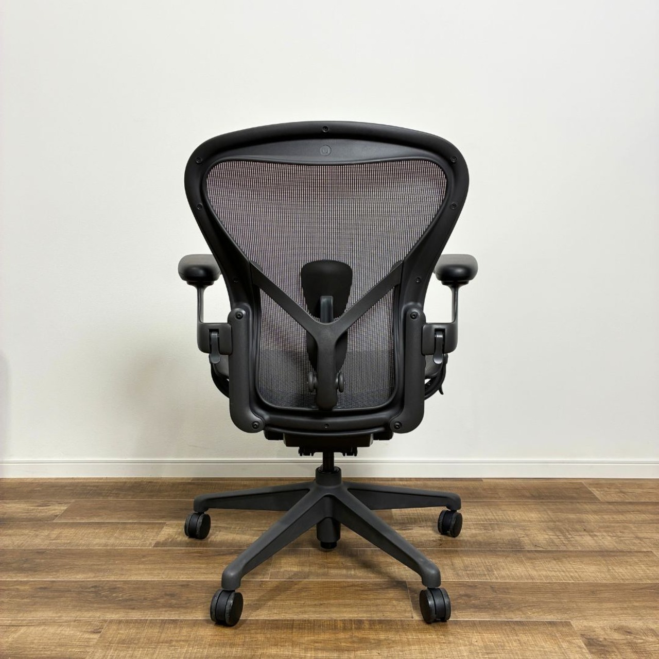 【2025年製】Herman Miller Aeron chair ハーマンミラー アーロンチェア リマスタード Bサイズ フル機能 グラファイト ポスチャーフィット オフィスチェア ALPG1 G1 G1 BB BK【中古】【YCサイズ】