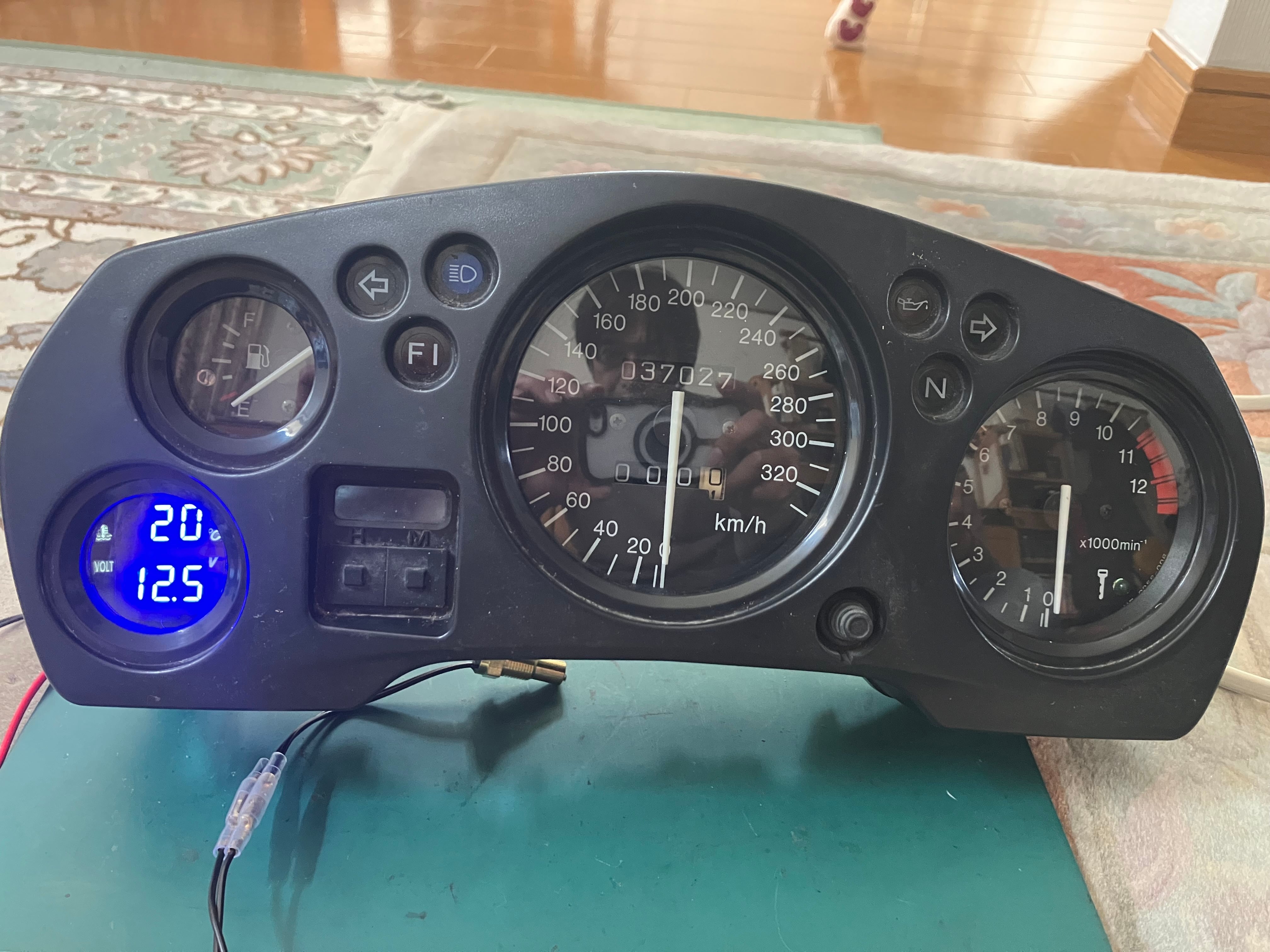 水温計タコメーターのみ あなたのバイクの水温計を『一体型デジタル水温&電圧計』に変えさせ