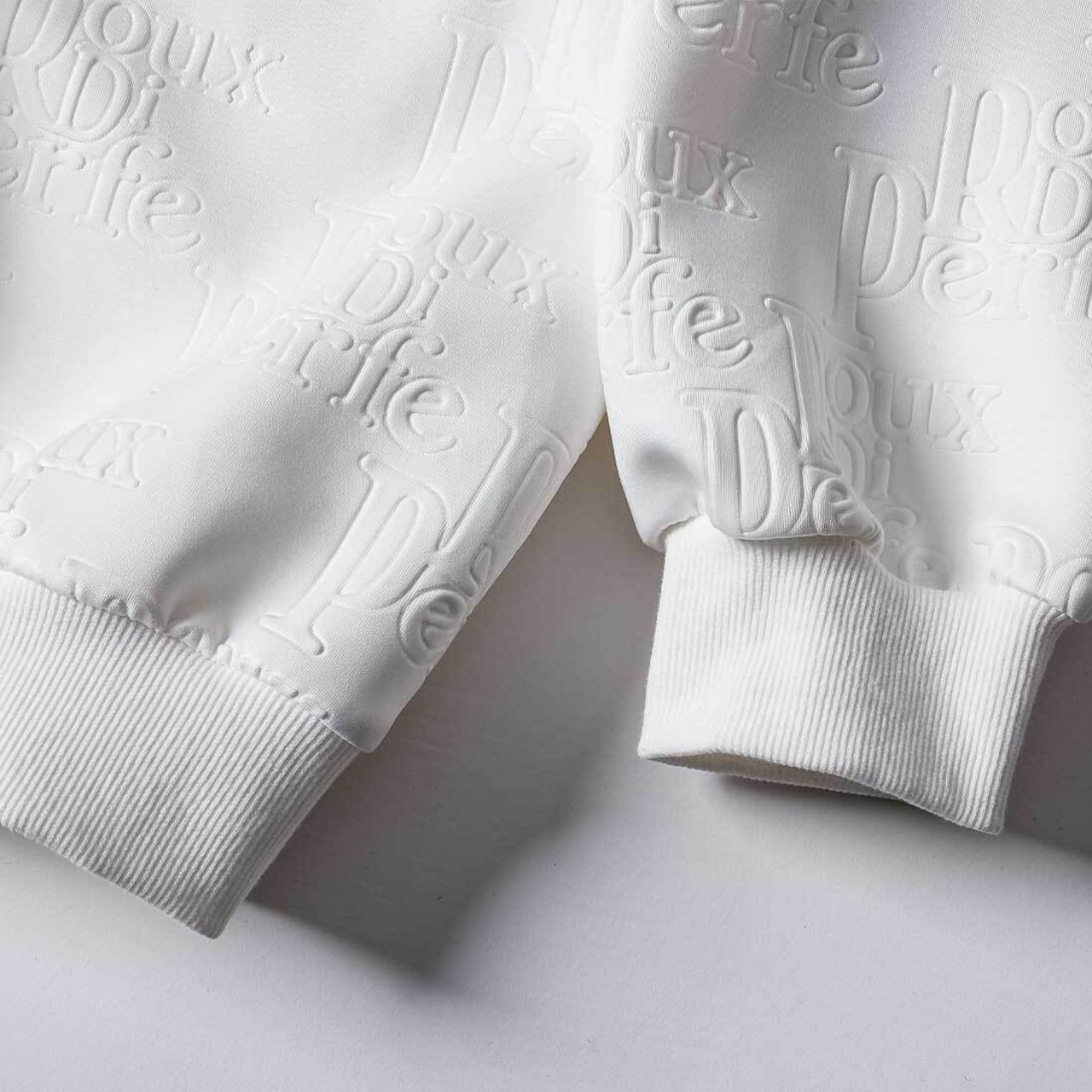 エンボスロゴトレーナー