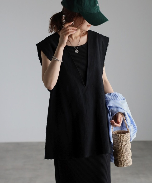 リネン混ディープVベスト×リブタンクワンピース