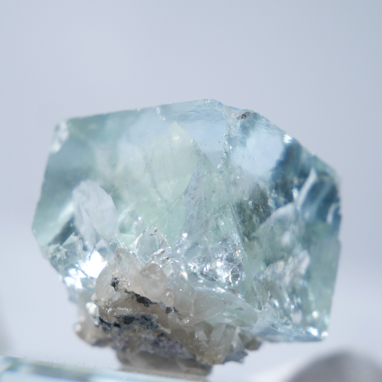 シャンファーリン産 フローライト / 原石 標本【E_6】