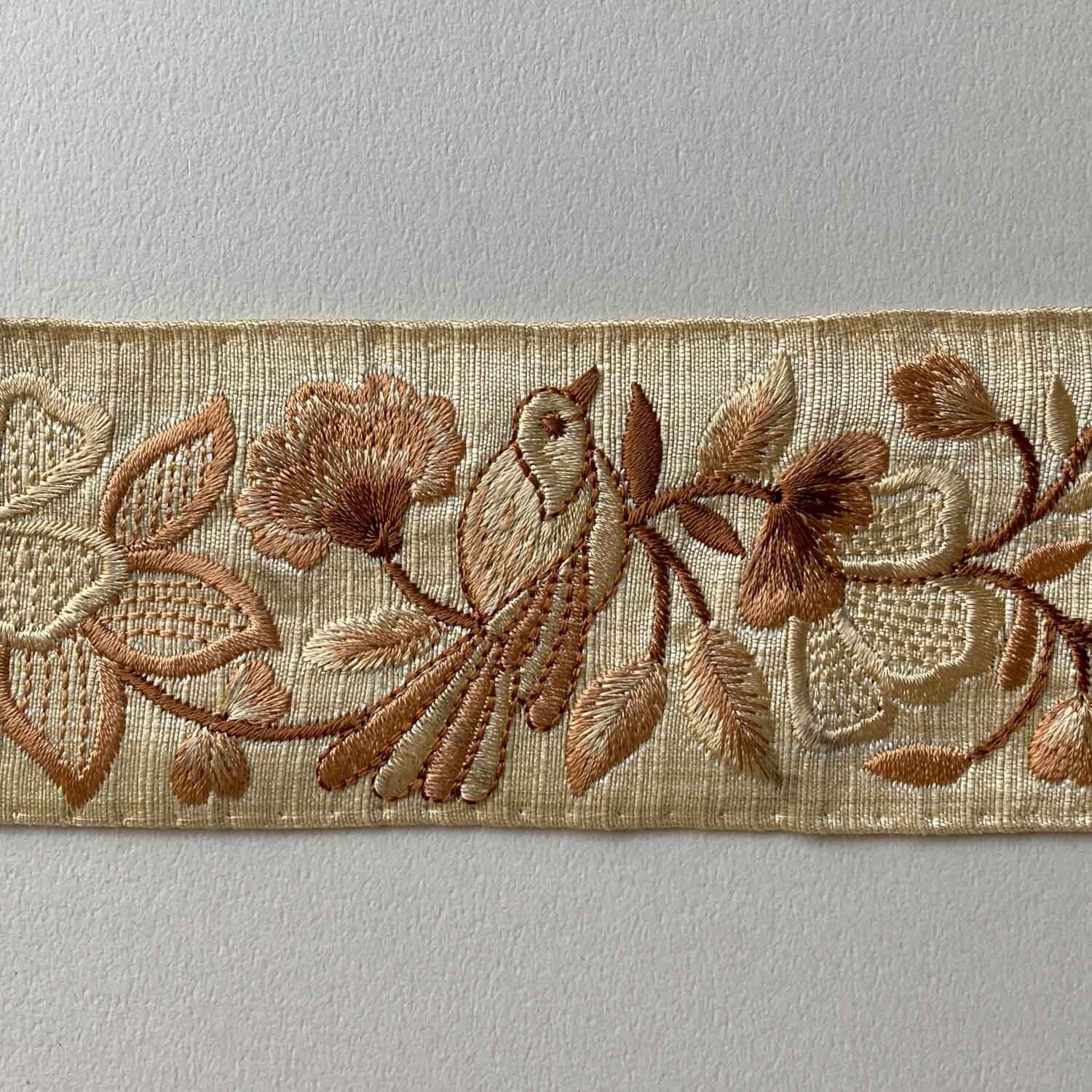 再入荷〉花を眺める鳥模様のインド刺繍リボン（50cm〜） | Dua
