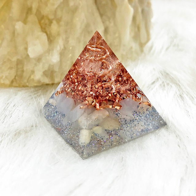 ミニピラミッド型オルゴナイト　ブルーレースアゲート＆ムーンストーン