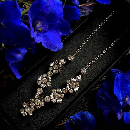 銀色の花のネックレス