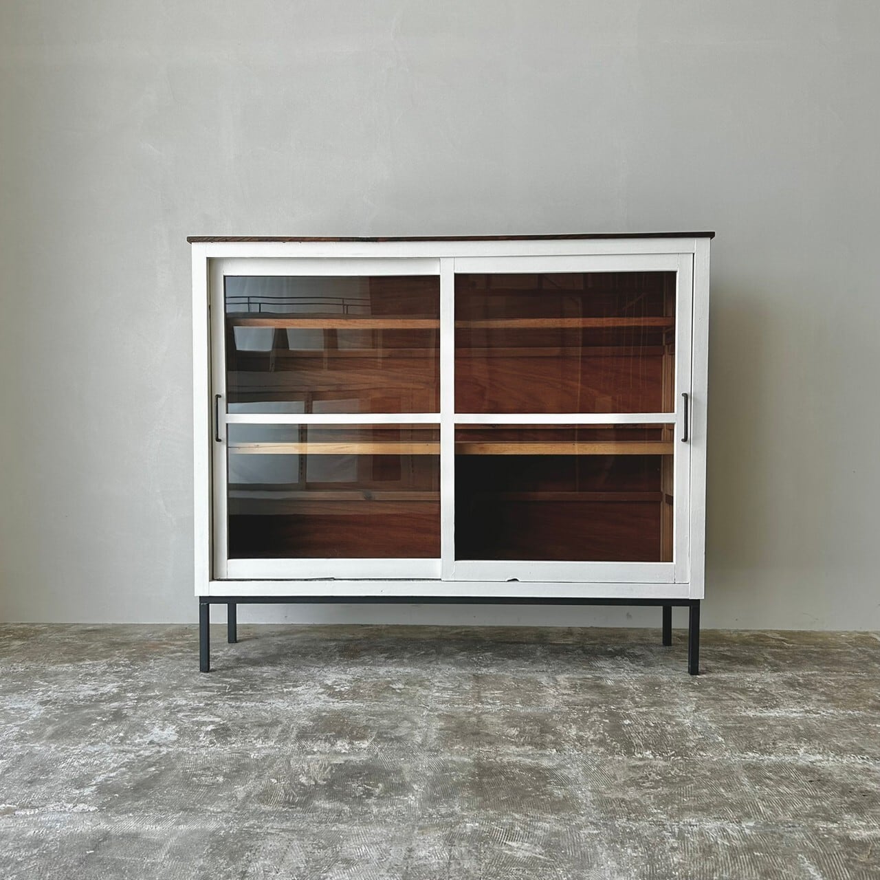 鉄脚のキャビネット　白いガラスケース　古家具　0795