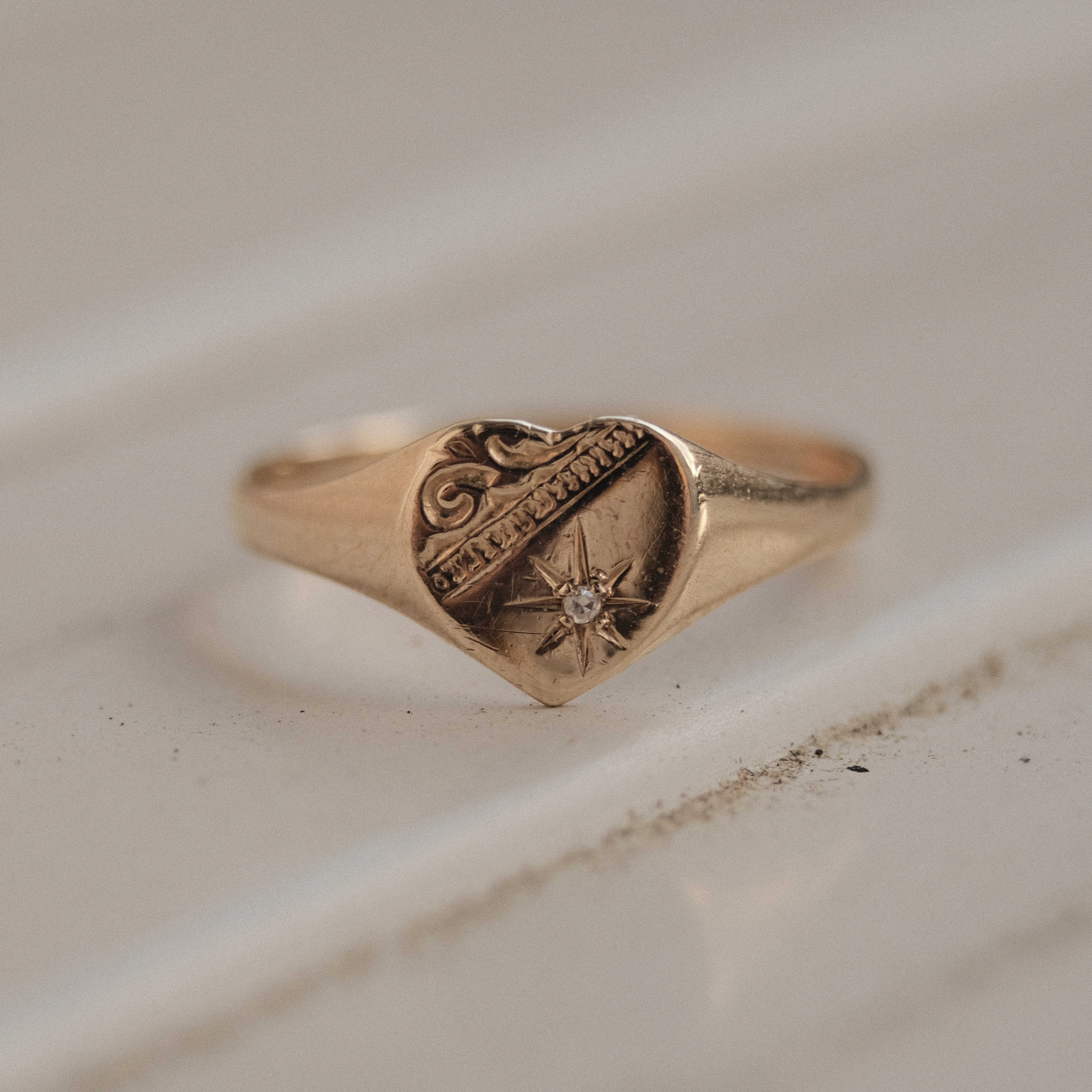 Vintage gold and onyx Playboy signet ring | H2 Vintage