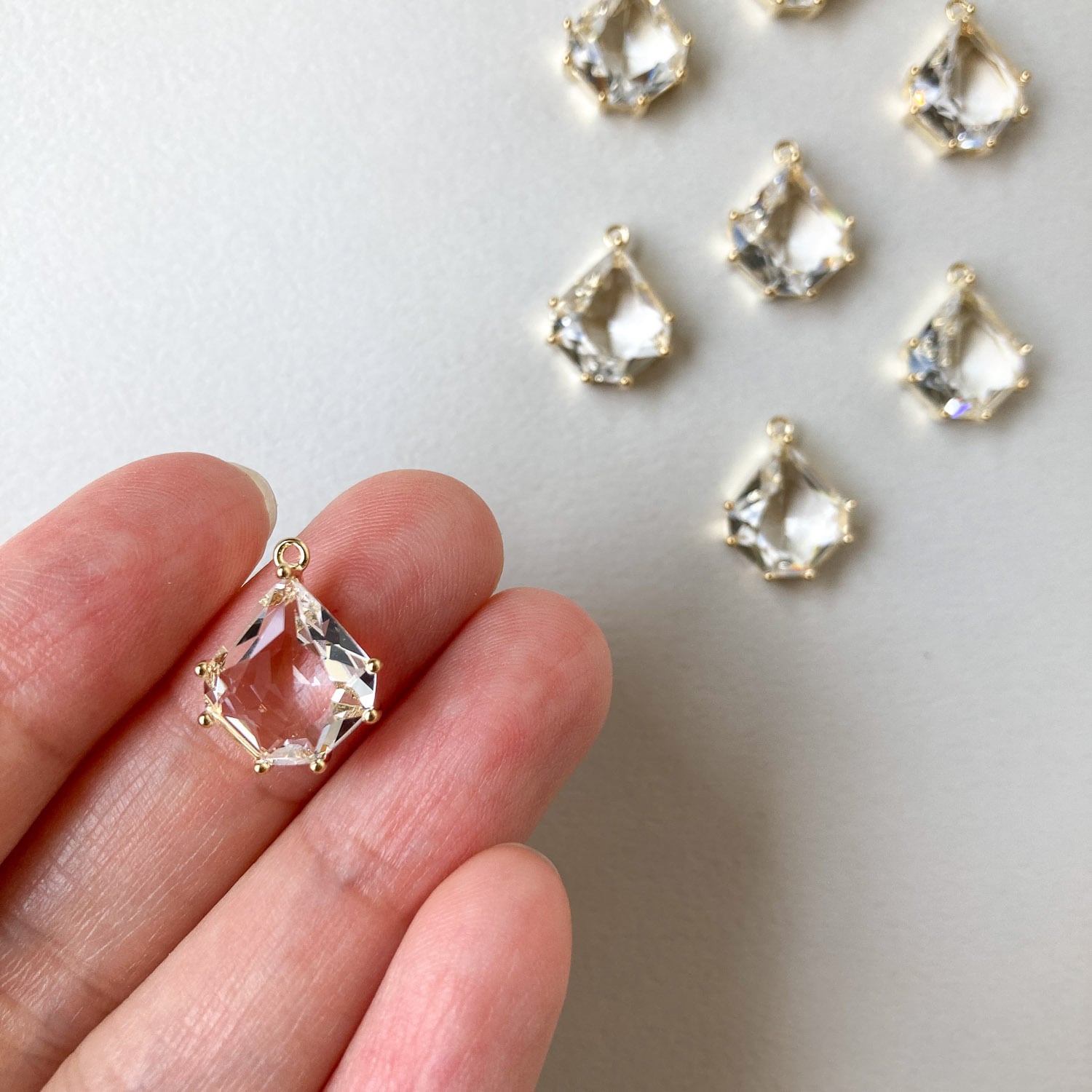 再入荷〉しずく型八角形クリアビジューチャーム | Dua-アクセサリー