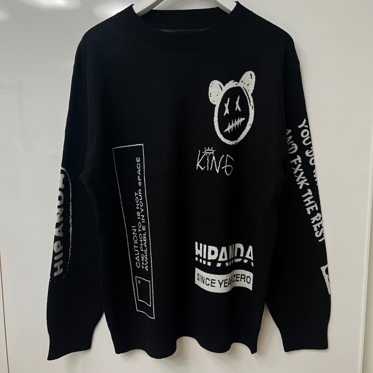 【HIPANDA ハイパンダ】メンズ バスキア パロディ ジャガード セーター MEN'S Jean-Michel Basquiat PARODY JACQUARD SWEATER / WHITE・BLACK