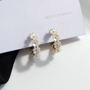 お花ピアス アクセサリー ラウンド 円形 大人可愛い きれいめ 大人 上品 おしゃれ お洒落 フォーマル エレガント きちんと感 大人っぽい 女っぽ クール セクシー 春 夏 秋 冬 オールシーズン 誕生日 入学式 入園式 謝恩会 結婚式 二次会 クリスマス 10代 20代 30代 40代 レディース ママ マザーズ オフィス ビジネス OL 通勤 通学 デート お出かけ 女子会 休日 パーティー イベント デイリー お揃い 韓国 ファッション コーデ