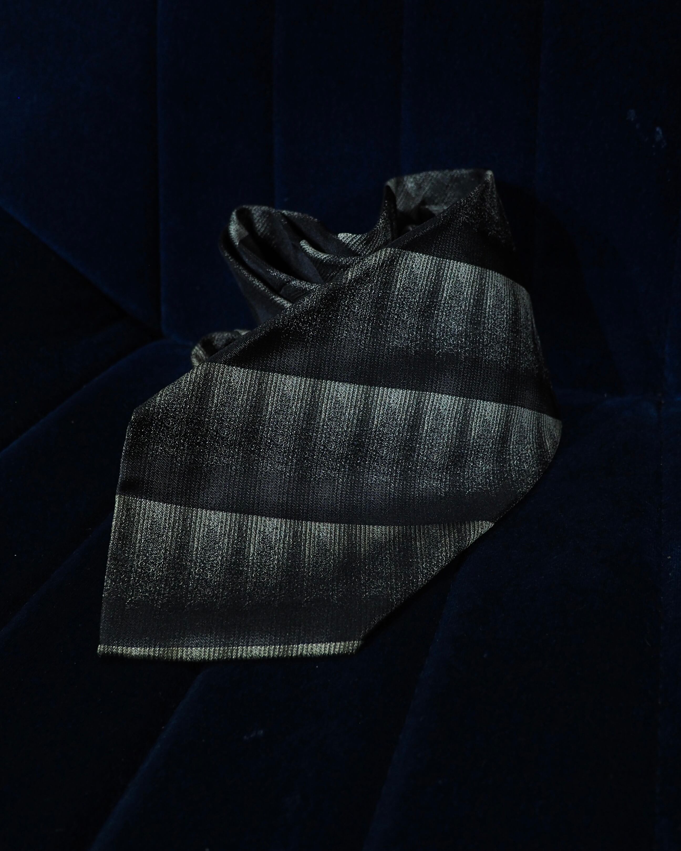 " YVES SAINT LAURENT " Black Mode Stripe pattern Vintage Silk Tie ( Made in France )