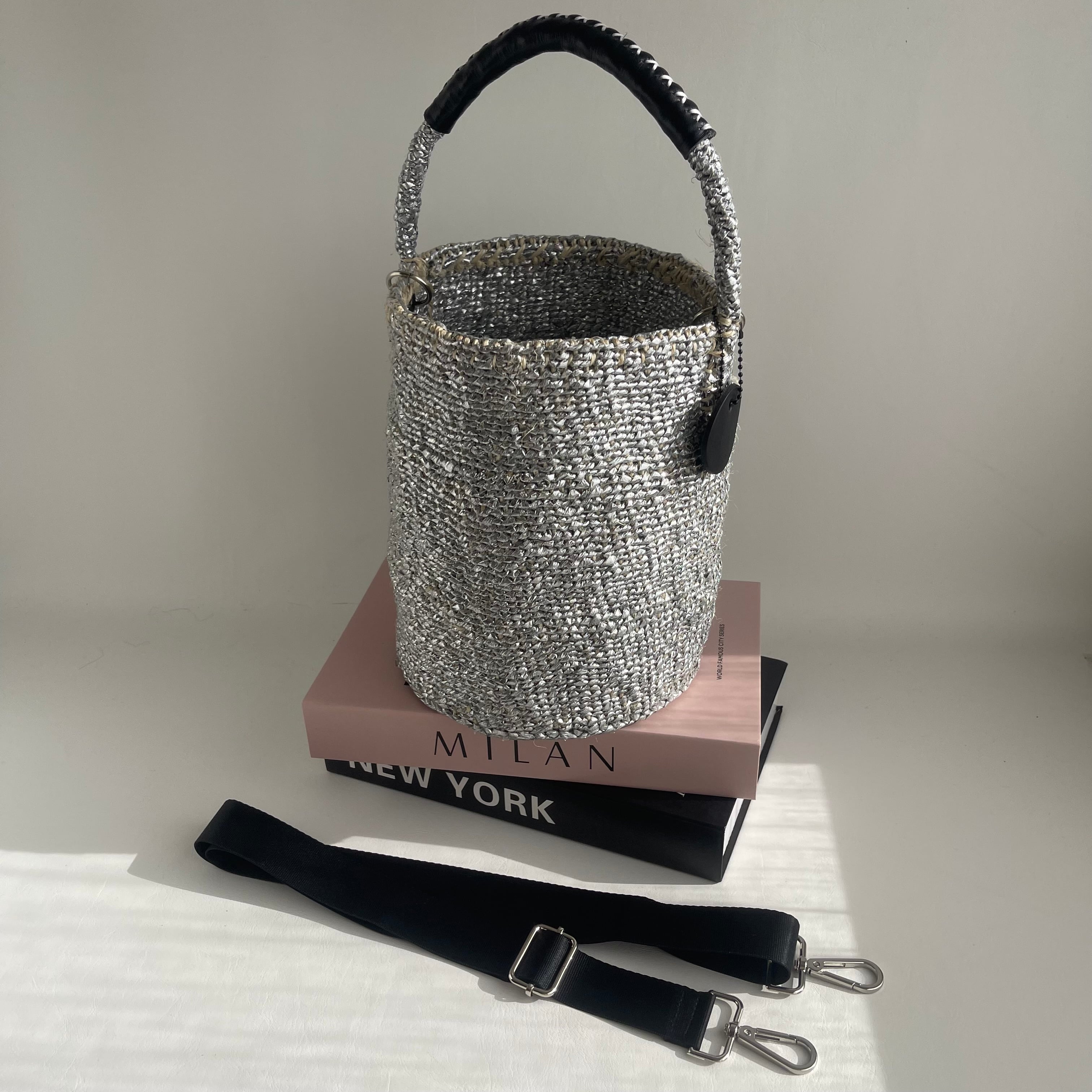 OVAL Shoulder Strap Kago-Bag & FOX FUR / Black x White | meong blue