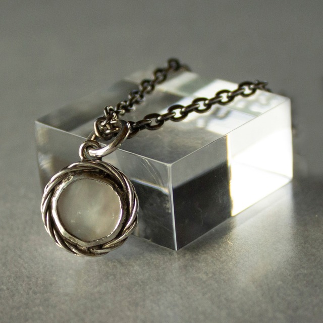 Mirrorstone Necklace (Circle) #白蝶貝