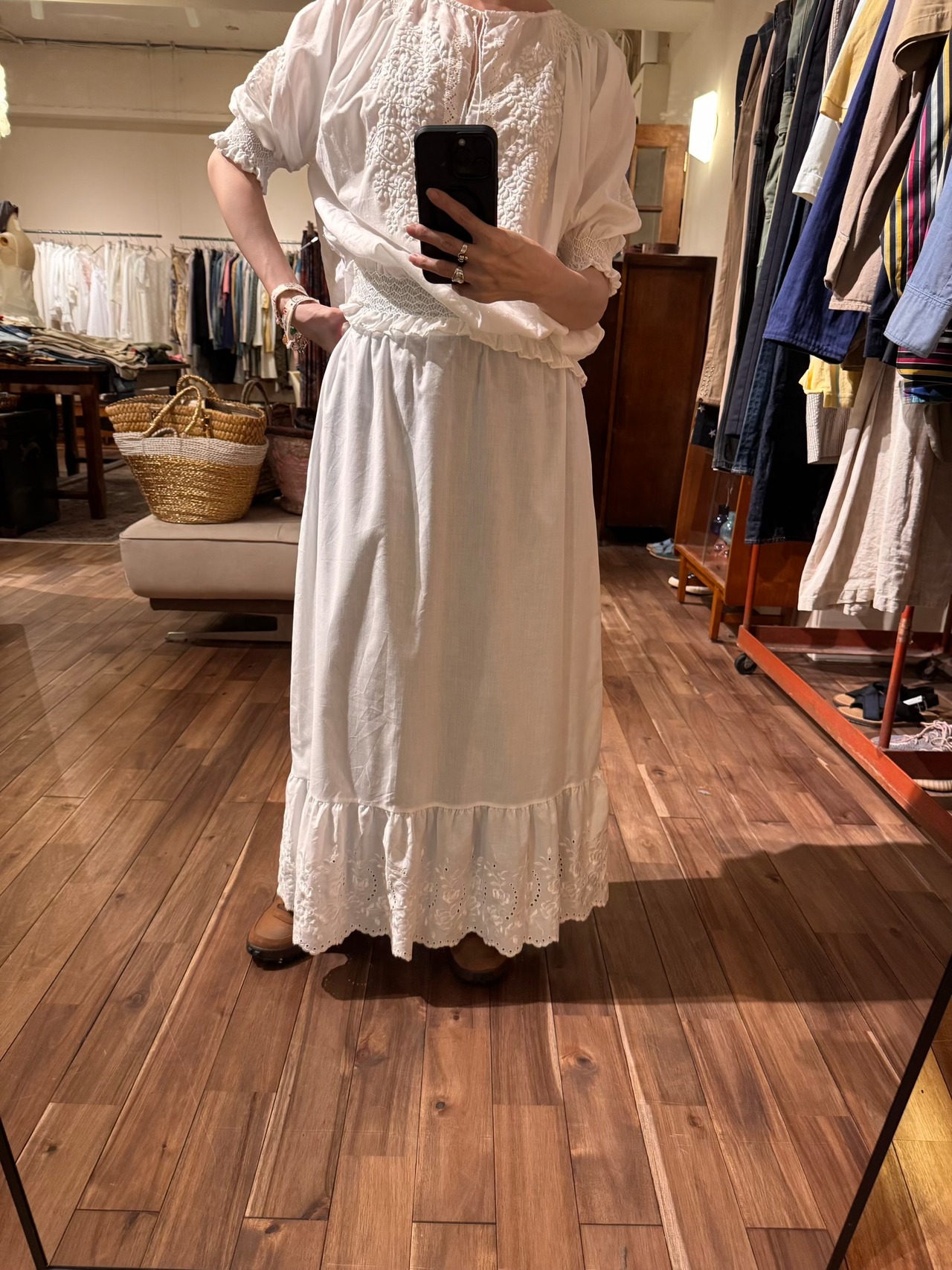 裾レースフリル刺繍付きホワイトロングスカート