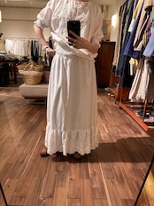 裾レースフリル刺繍付きホワイトロングスカート