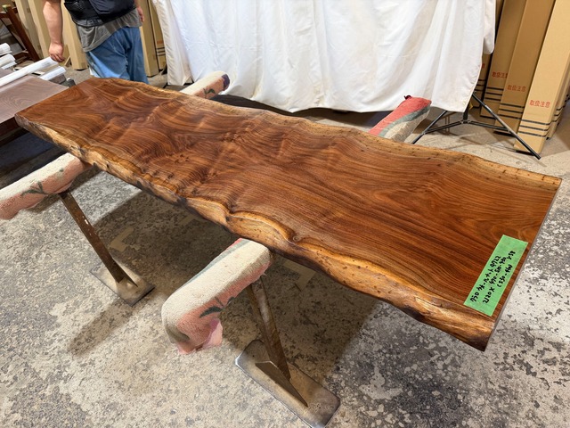 クラロウォールナット9722　一枚板無垢 乾燥材　2120ｘ470-510-430ｘ58mm カウンター　ローテーブル　センターテーブル　テーブル