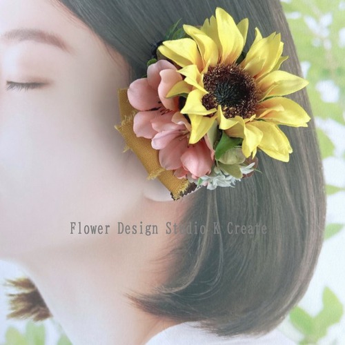 夏のお洒落・発表会に♡ヒマワリとピーチピンクの小花のヘアクリップ　結婚式　ウェディング　お出掛け　発表会　ヘアクリップ　髪飾り　ひまわり　ヒマワリ