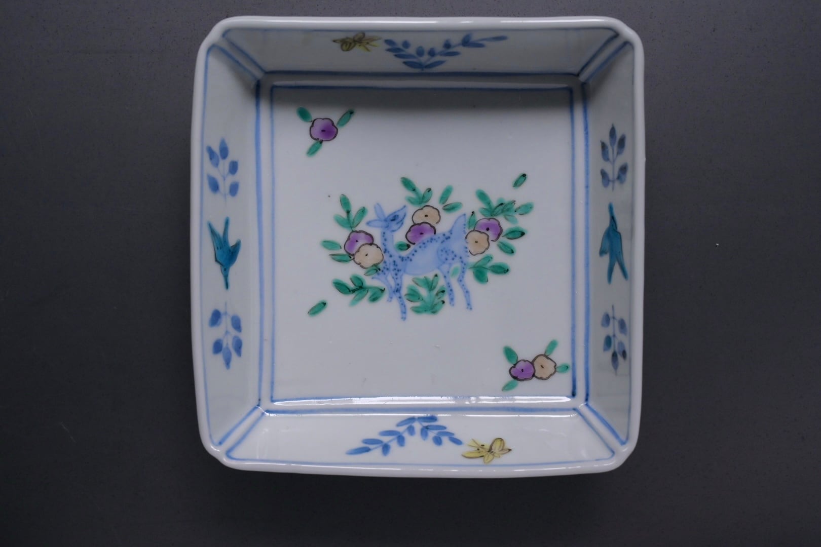 清水なお子 色絵鹿に草花文四方鉢 | 鎌倉倶楽部 茶寮