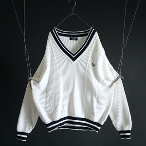 " Fred Perry " over silhouette black line switching design white tilden knit sweater