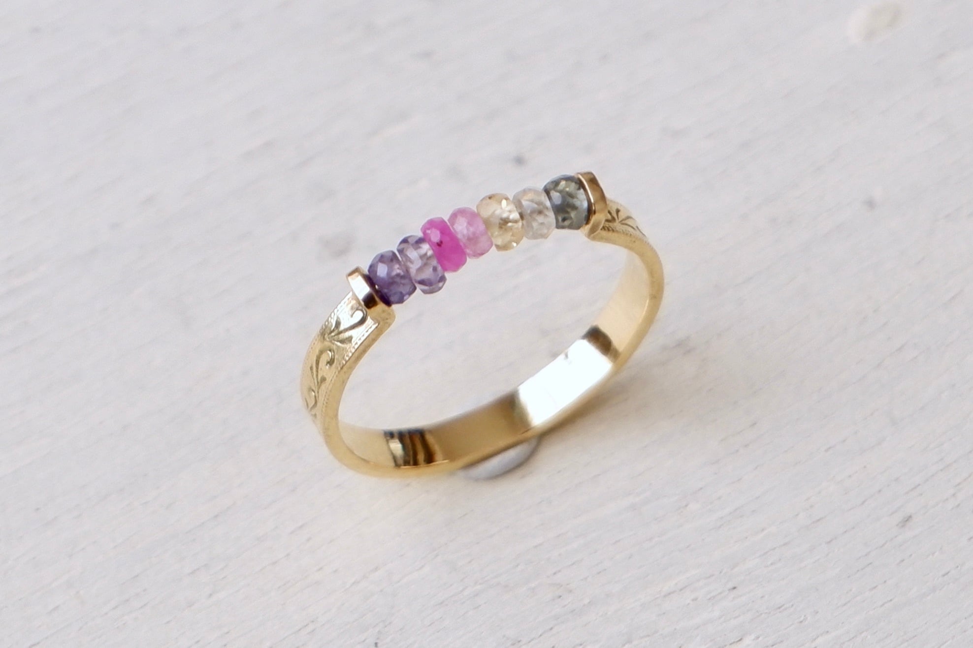 rainbow Line ring #11 K18YG / 虹色リング ＜マルチカラー・サファイア＞ | 秋山貴金属装身具店 powered by  BASE