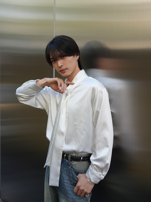 【ALUDE】satin fabric big ribbon shirt（2color）