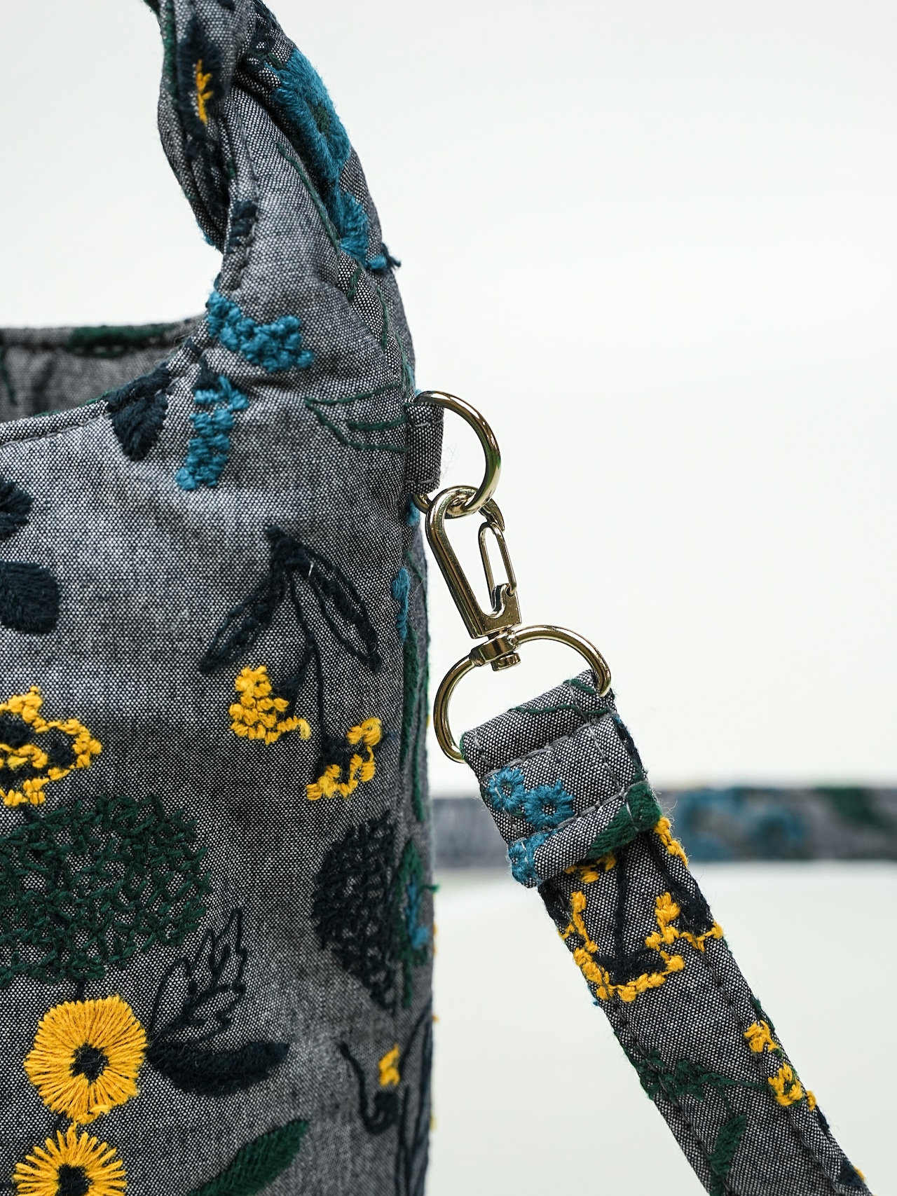 【muuc × ヌノニシタイ】筆記帳刺繍 三つ編みバッグ / ネイビー