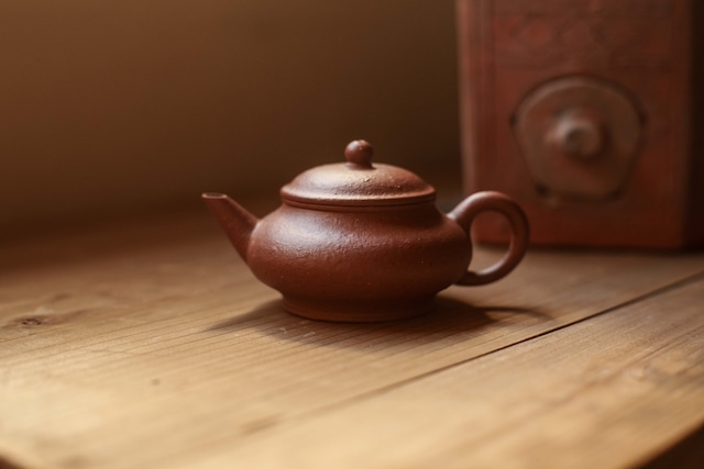 宜興紫砂壺「扁灯」・黄竜山老朱泥（約80cc）