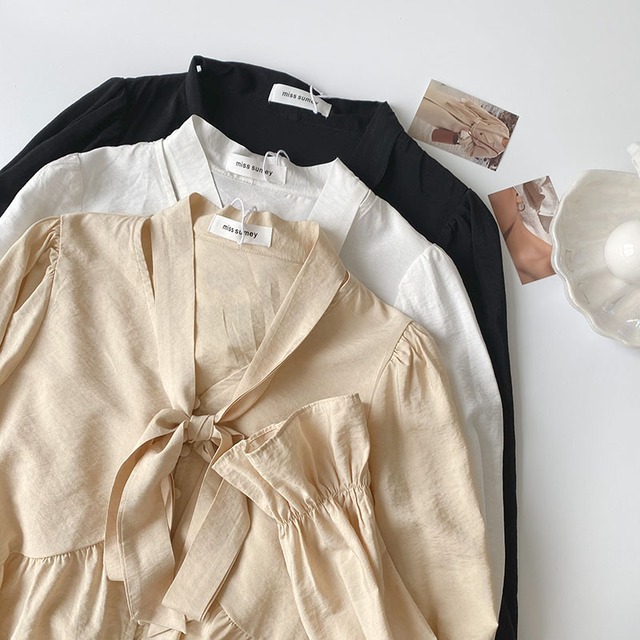 ３色 シャツ ブラウス レディース 春 秋 きれいめ 長袖 フリル袖 Vネック シフォン リボン ホワイト ブラック ベージュ ワンサイズ かわいい 大人可愛い きれいめ 大人 上品 おしゃれ レトロ 無地 スタイル 着回し モテ 体型カバー 普段使い トレンド 10代 20代 30代 ラブリー キュート 個性的 セクシー エレガント フォーマル とろみ感  通勤 通学 デート お出かけ 女子会 お泊まり 休日 旅行 ホテル レストラン ショッピング オールシーズン 同窓会 参観日 ママ OL 学生