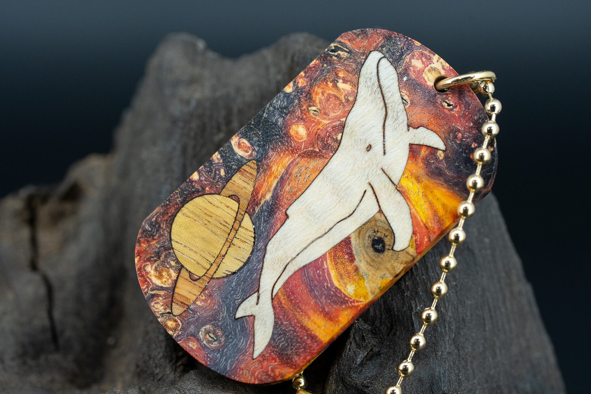 【カナダの象徴】ハードメープル瘤杢 スタビライズウッド ドッグタグ 象嵌 勇魚と惑星