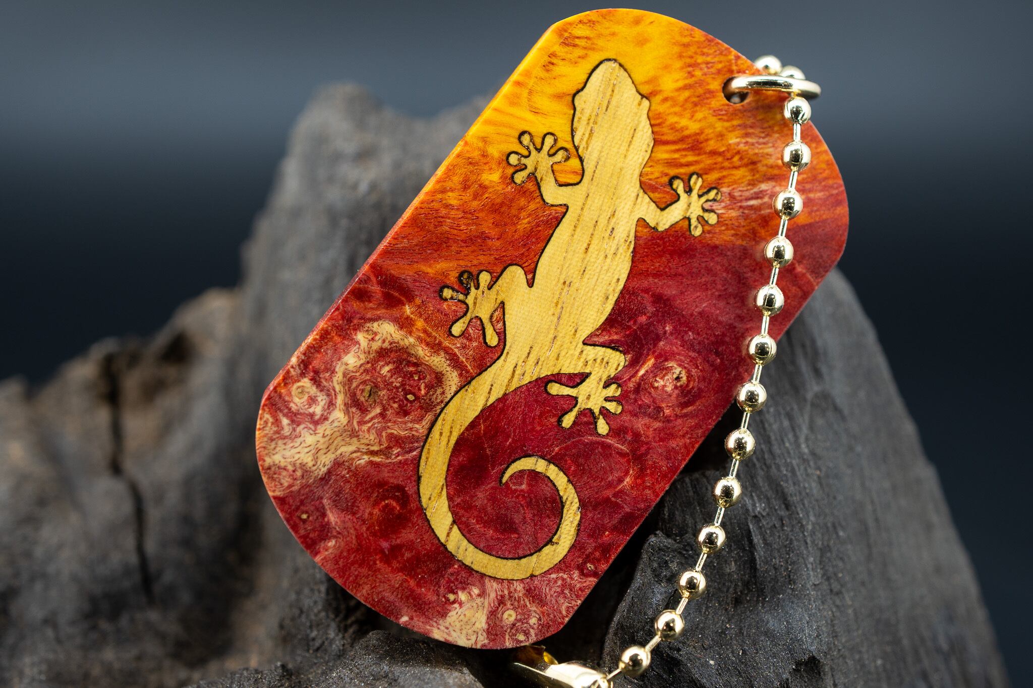 【カナダの象徴】ハードメープル 瘤杢 スタビライズウッド ドッグタグ 象嵌 木登りトカゲ