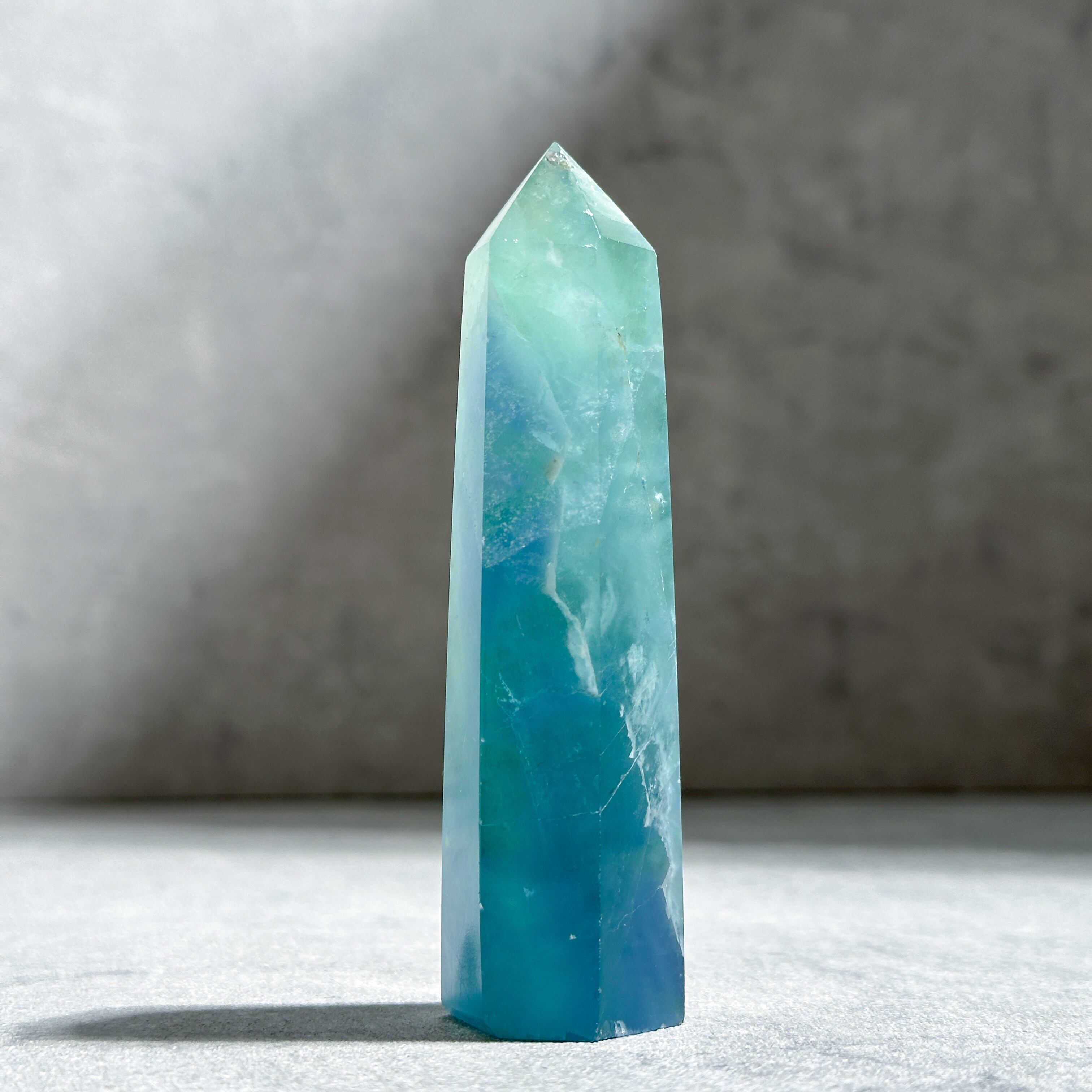 ブルーフローライト タワー 9.7㎝ フローライト ポイント 天然石 ブルー、グリーンフローライト タワー型92◇ Rainbow Fluorite