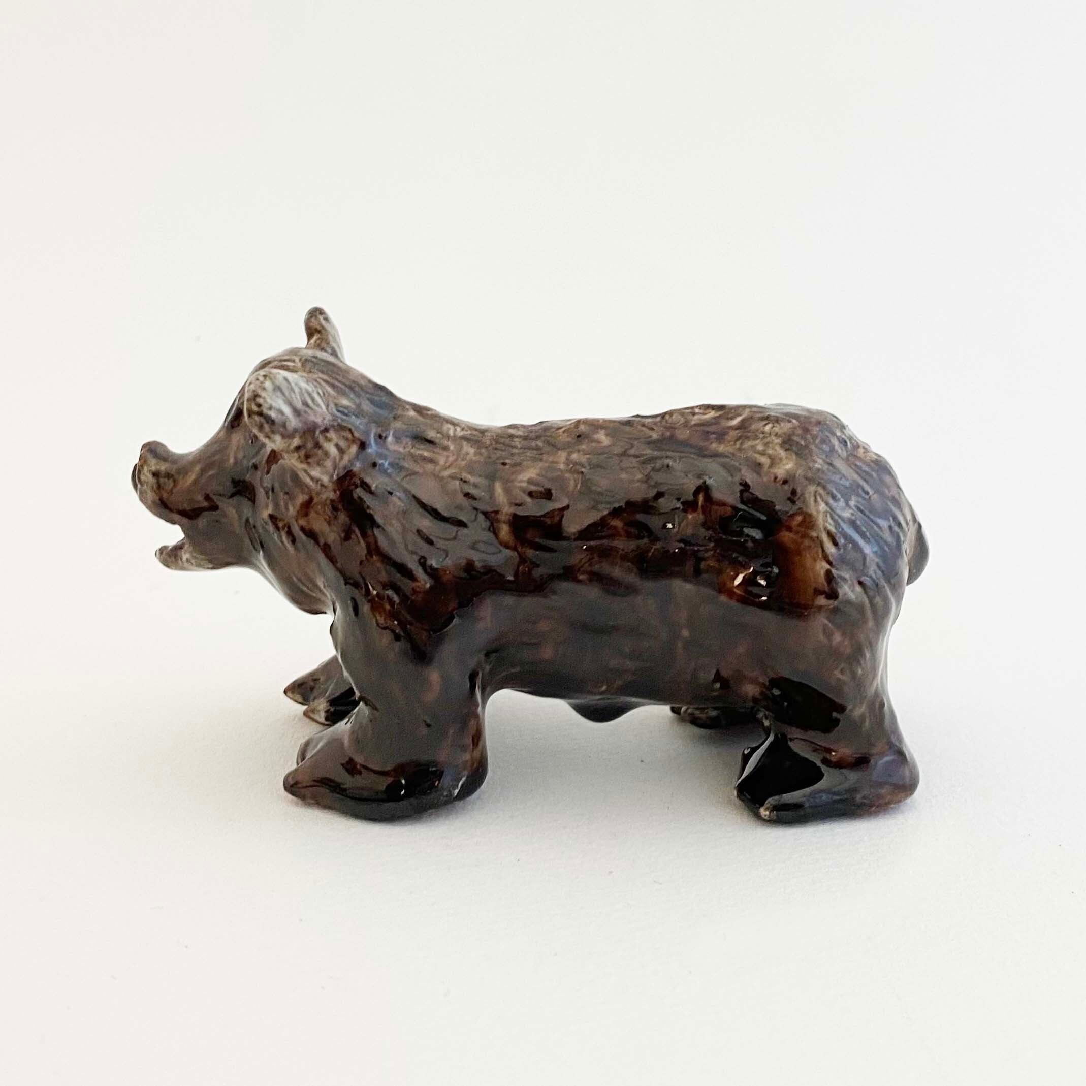 ラトヴィアのラトガレ陶器の熊（歩行）