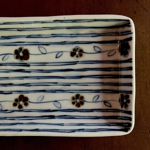 麦わら草花文長皿 / 山口利枝 陶展「露草」