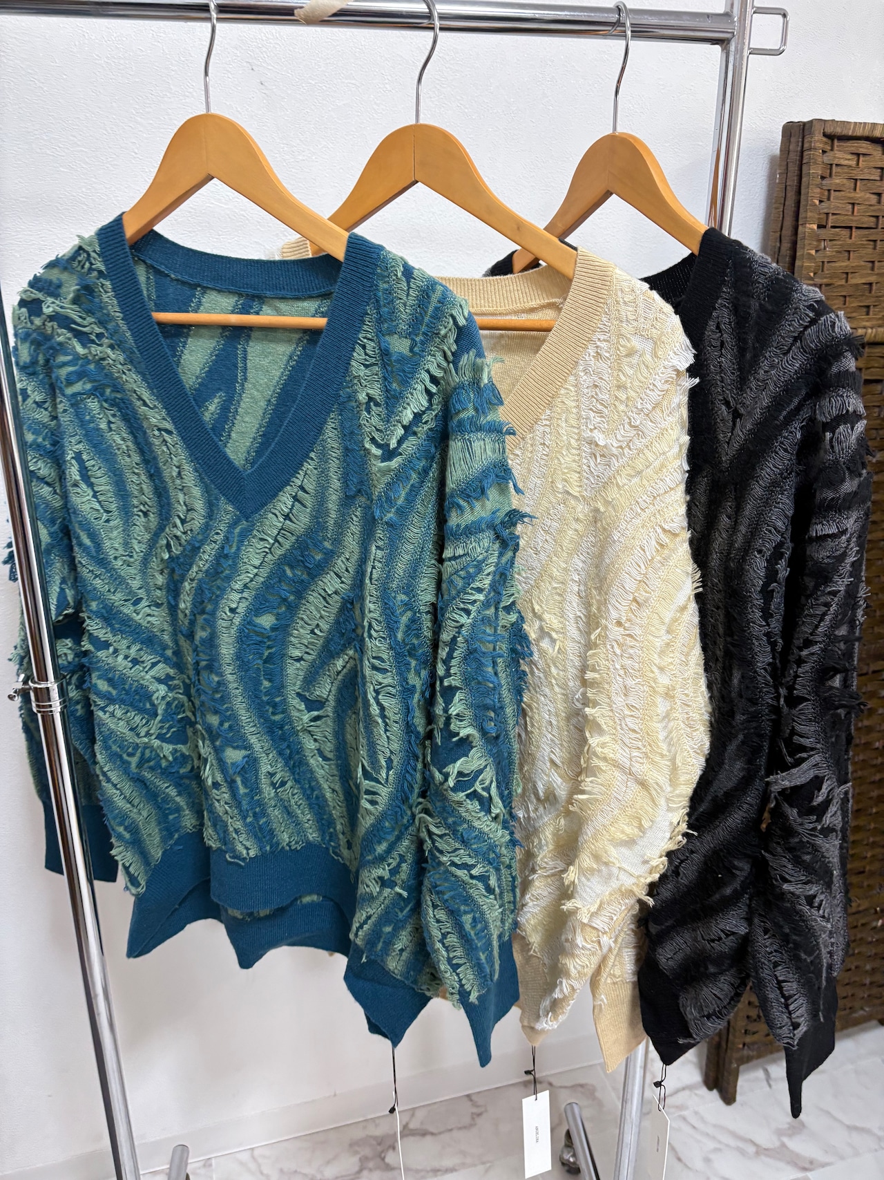 ANGELINA フリンジジャガードVネックセーター