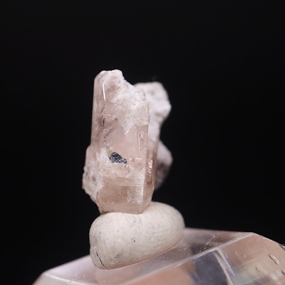 超レア！ピンクトパーズ 0.9g 原石 TZ454 鉱物 パワーストーン 天然石