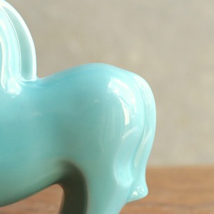 グリーンが美しい、磁器の馬 3