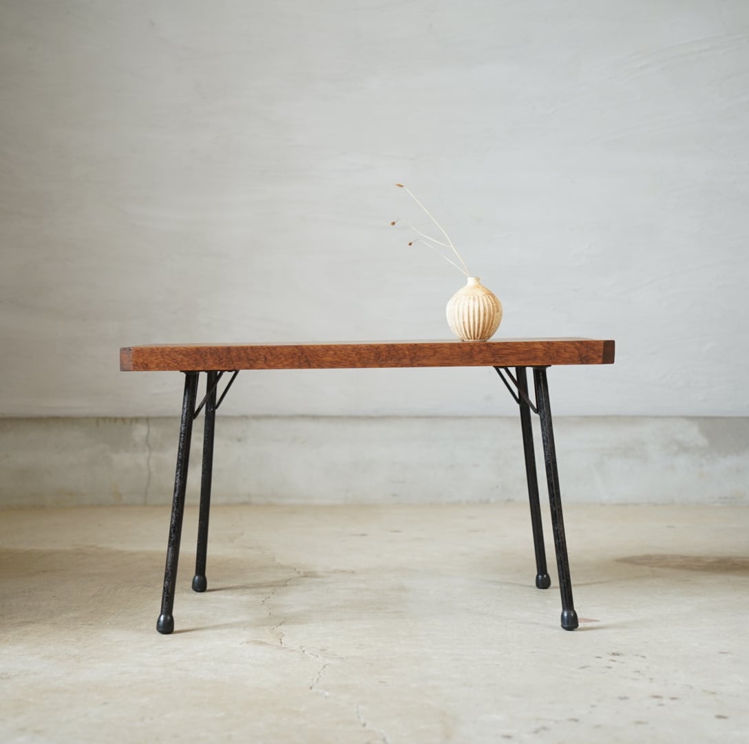 アイアン脚のコーヒーテーブル