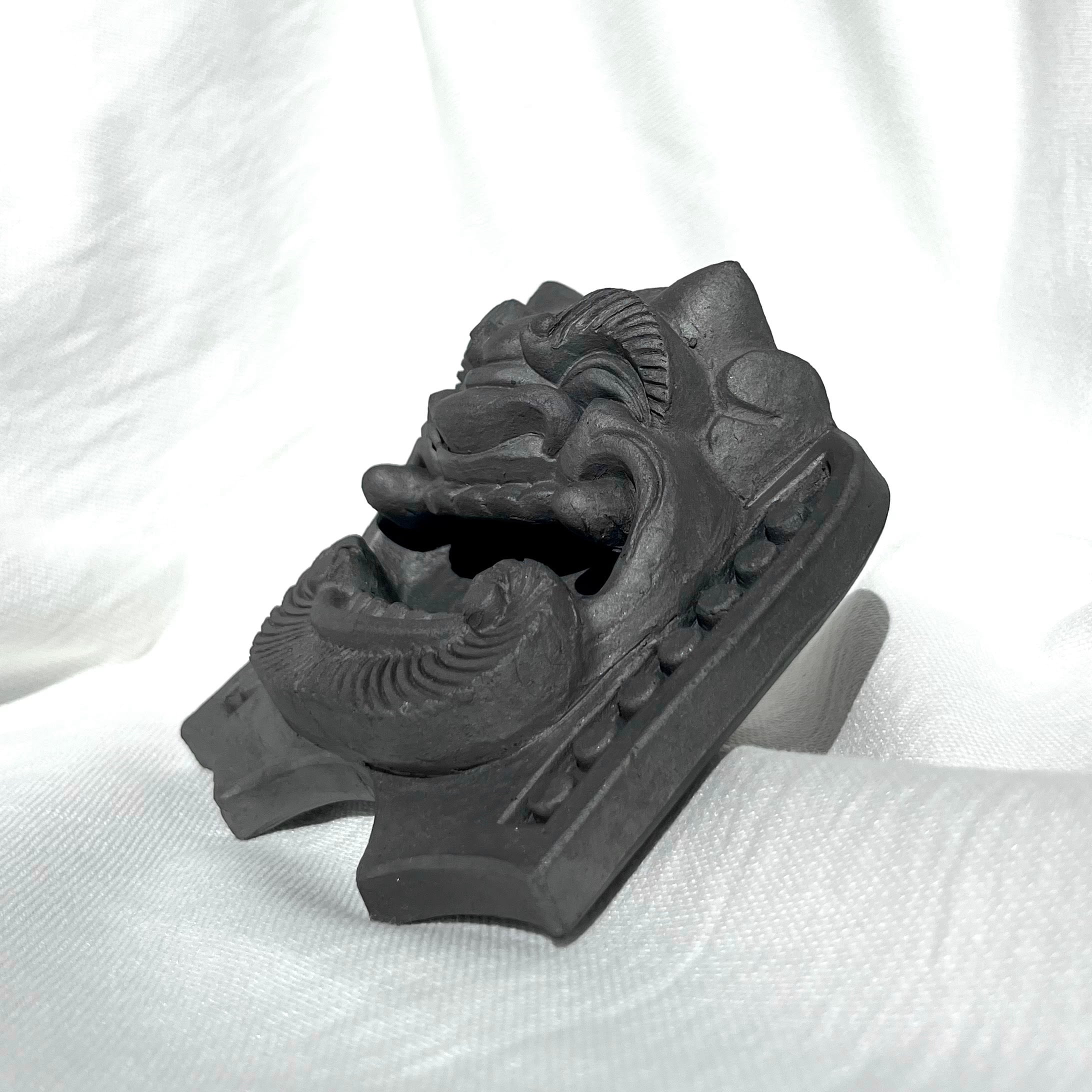 卓上鬼面 ＜ 笑 ＞ | 長澤瓦商店 -nagasawa _shimizu kawara-｜女性鬼