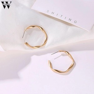 ツイスト フープ ピアス シンプル おしゃれ きれいめ コンサバ ピアス