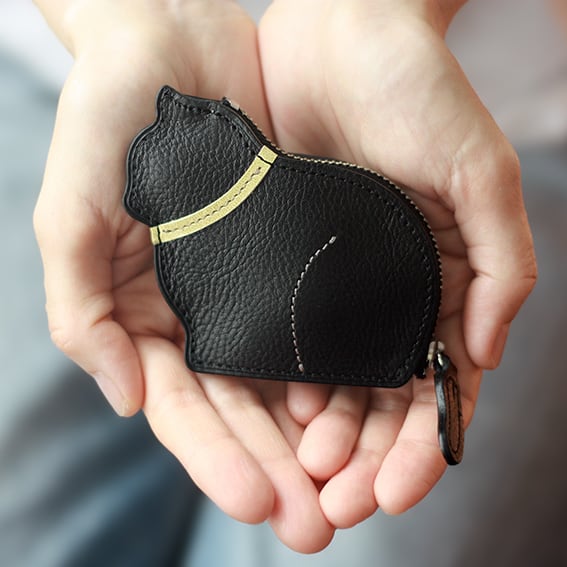 お座りする子猫のコインケース・ブラック×ピスタチオ