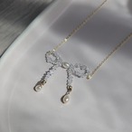 [White Ribbon]クラシカルで上品な天然淡水パールと、細やかな輝きを放つクォーツ（水晶）石を組み合わせた、甘すぎず上品な「リボンモチーフ」のネックレス