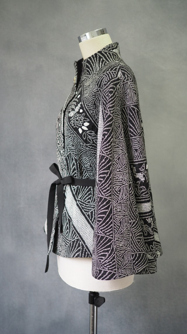 Regenerated Kimono Cape jacket – Handcrafted in Japan/  WAVES OF DEVOTION IN TOTAL SHIBORI  着物リメイクのケープジャケット｜日本のヴィンテージシルクを再生した一点物/総絞りに刻まれた波の献身