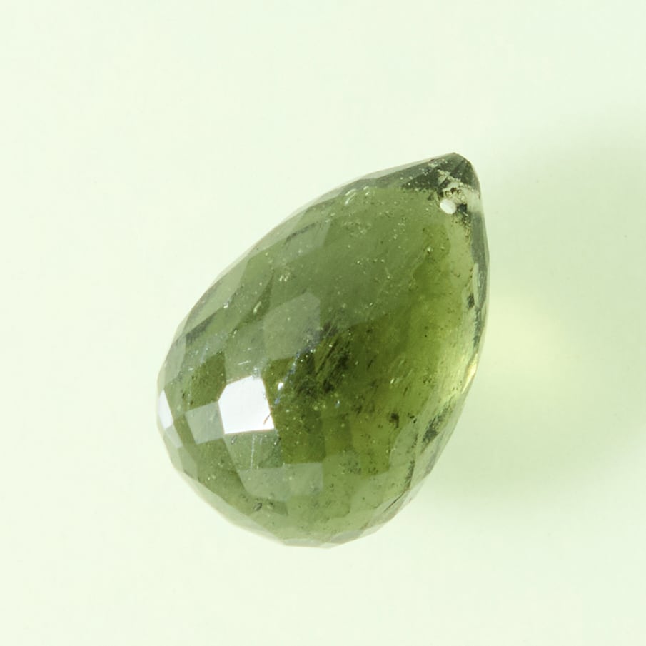 【稀少石】(1pic) モルダバイト 5.65ct/ブリオレットカット/穴あり【チェコ共和国】nmod-0012