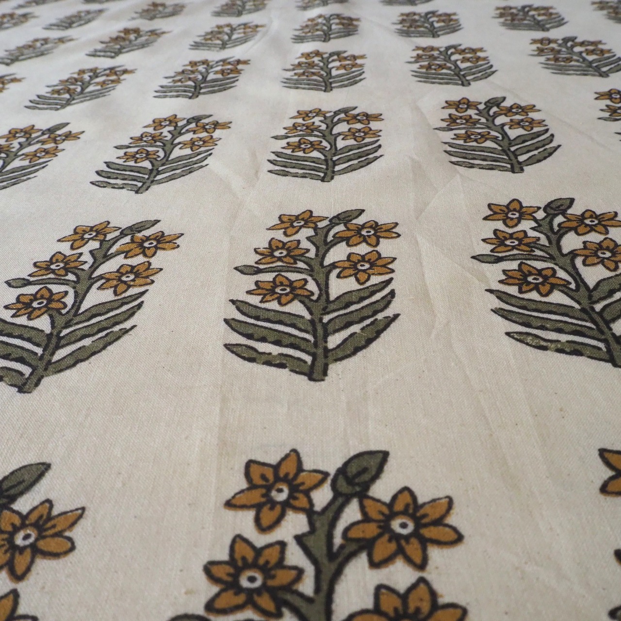 ブロックプリント生地【50cm単位】インド綿  花柄 生成り×カーキ #40710-KH1