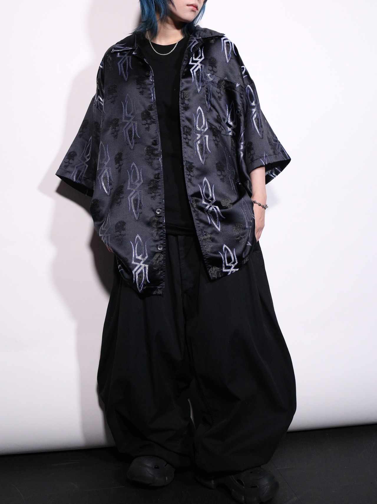glossy fabric spiky skull pattern oversize s/s shirt - 3