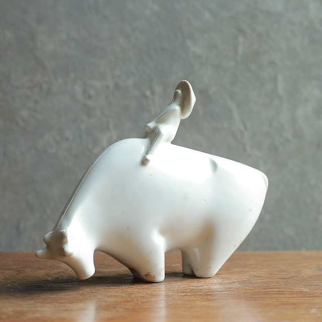 暴れ牛を必死で操る少年