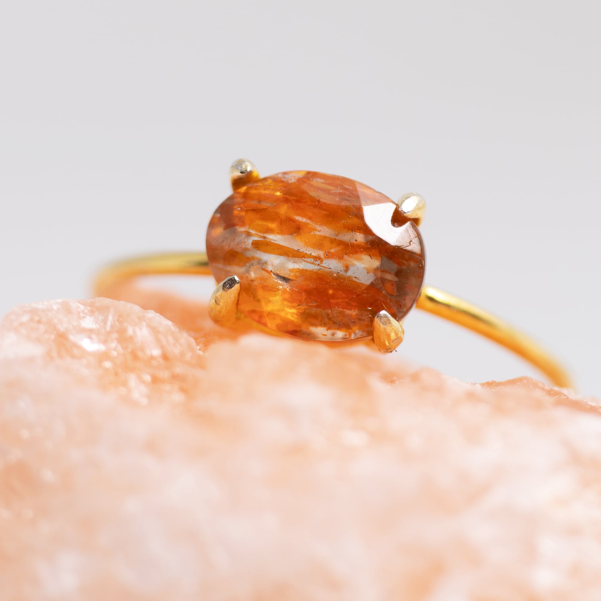 幻想のオーロラを閉じ込めた宝石|イリュージョンサンストーン オーバル リング No.6|虹の雫のような輝き|