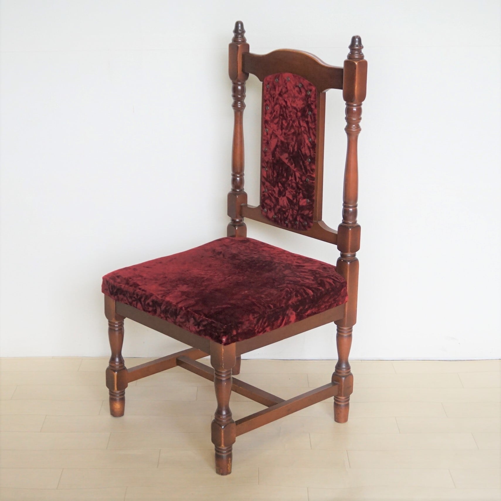 鋲打ちのワインレッドの椅子 | 純喫茶家具の村田商會