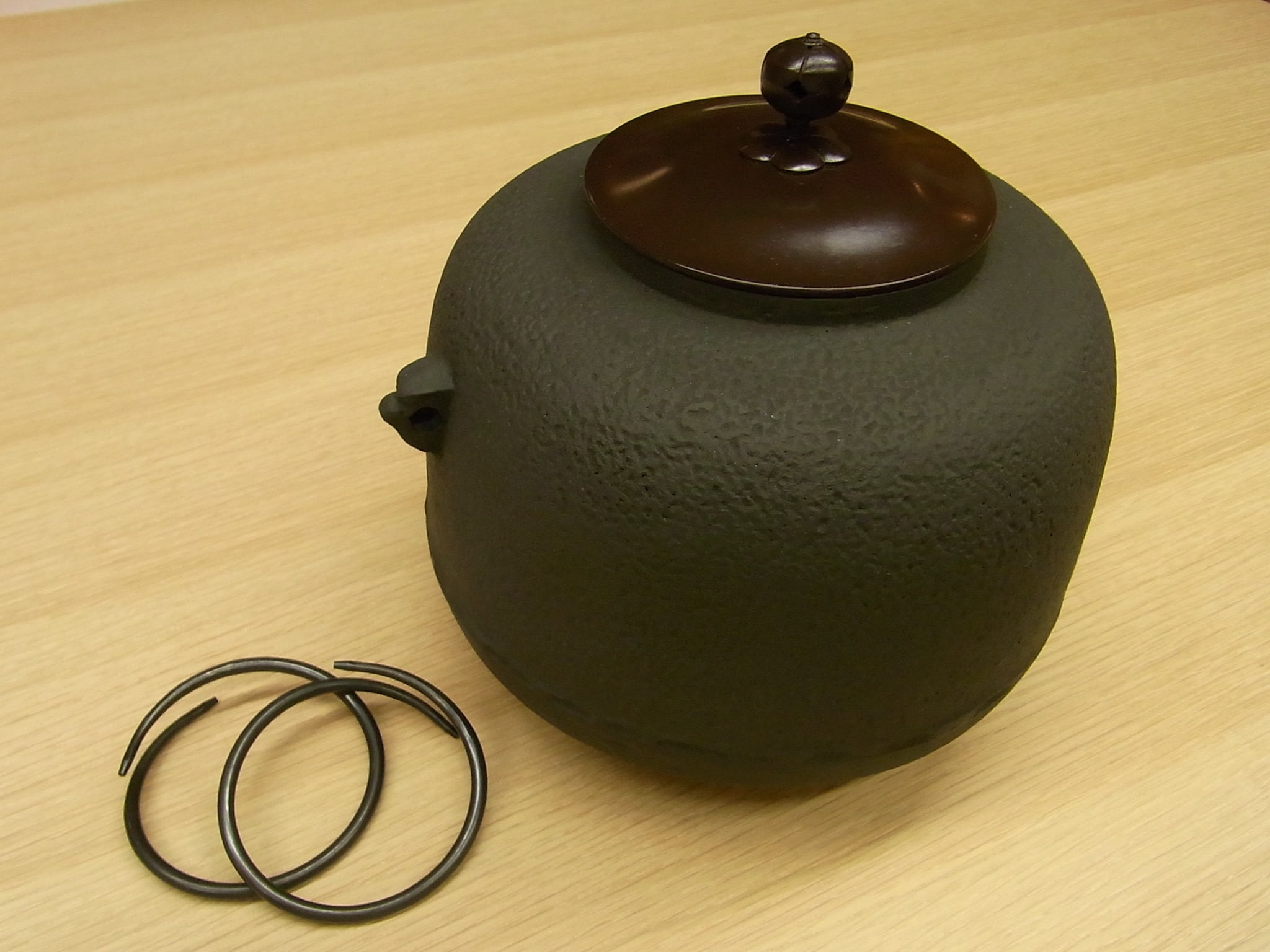 ☆美品必見 千宗旦好 茶飯釜 風炉釜 送料込み 日本製 風炉釜 尻張り 利休好み写し 鐶付き | 小林漆陶