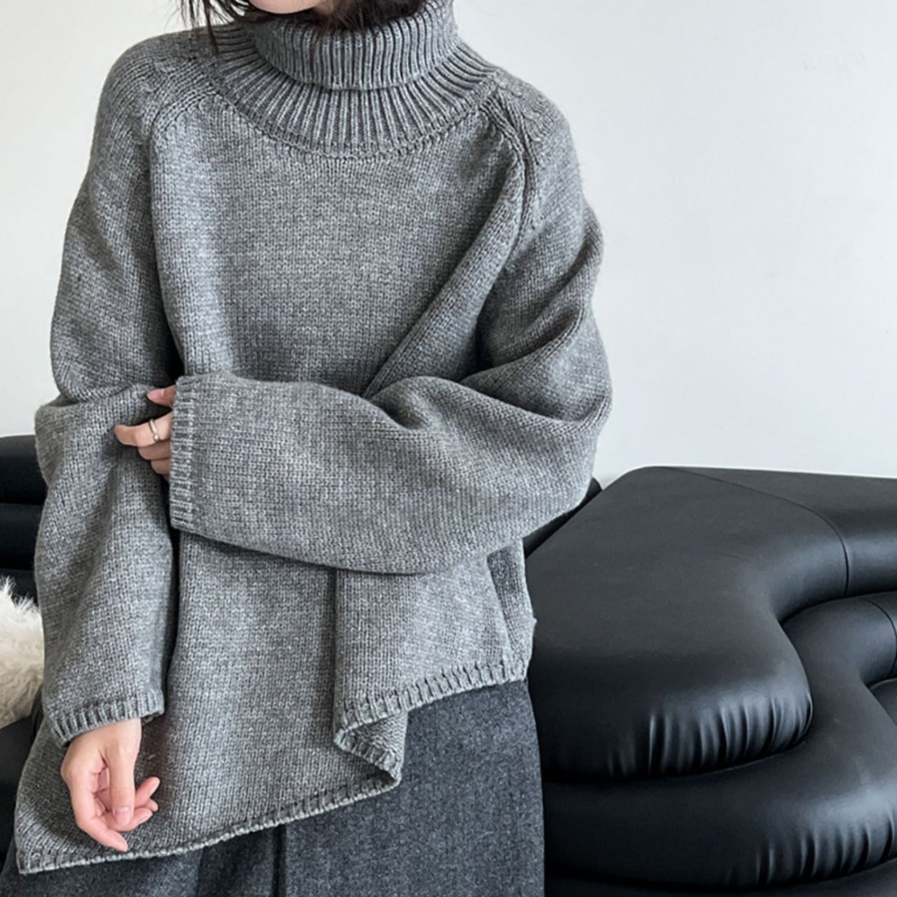 アシンメトリーヘムラグランタートルネックニット A01945