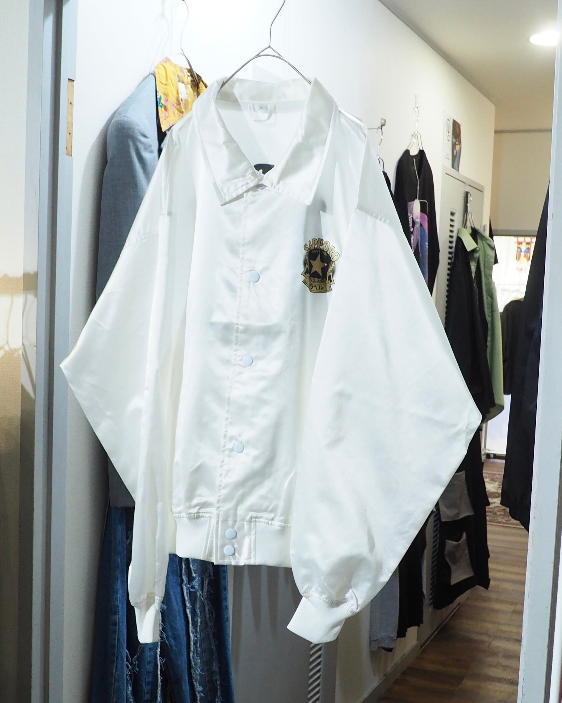 " 珍品 - サッポロ黒ラベル " Logo printed vintage White Coach jacket